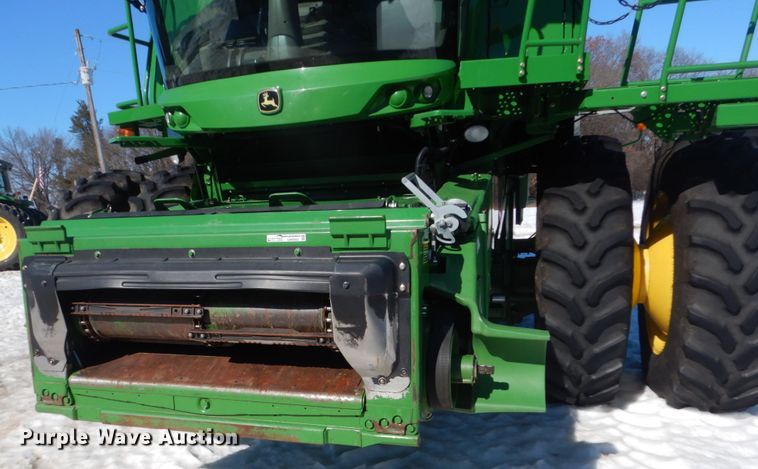 image for item GW9562 2012 John Deere S680 STS combine