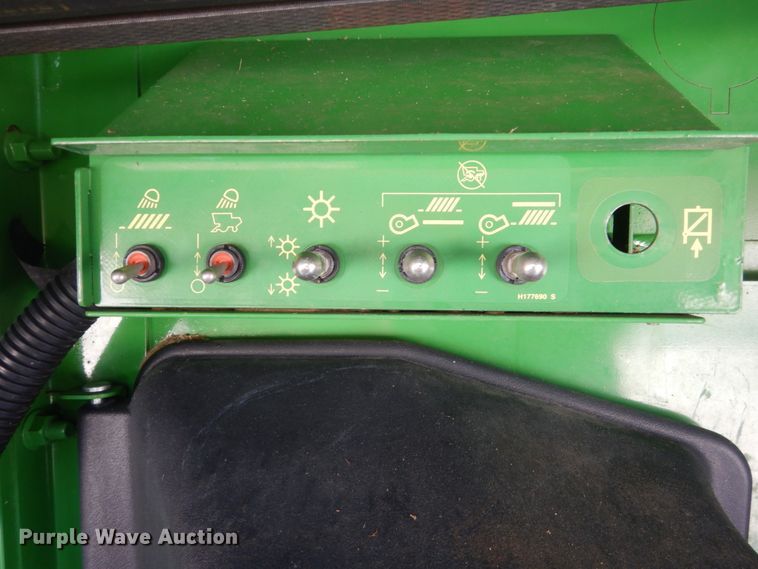 image for item GW9562 2012 John Deere S680 STS combine