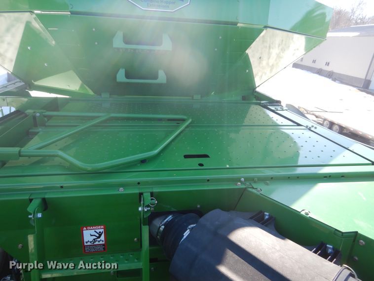 image for item GW9562 2012 John Deere S680 STS combine