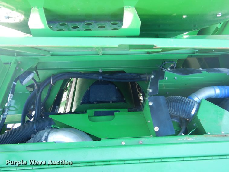 image for item GW9562 2012 John Deere S680 STS combine