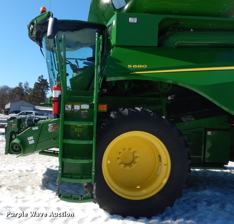 image for item GW9562 2012 John Deere S680 STS combine