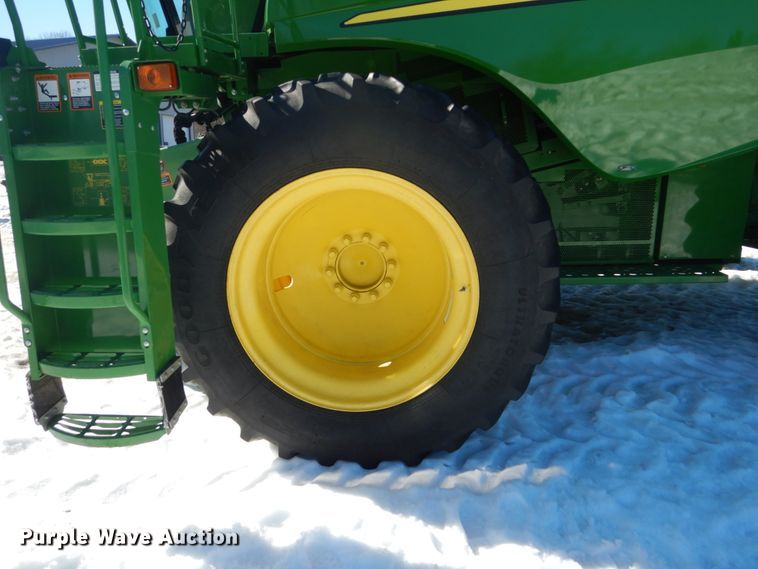 image for item GW9562 2012 John Deere S680 STS combine