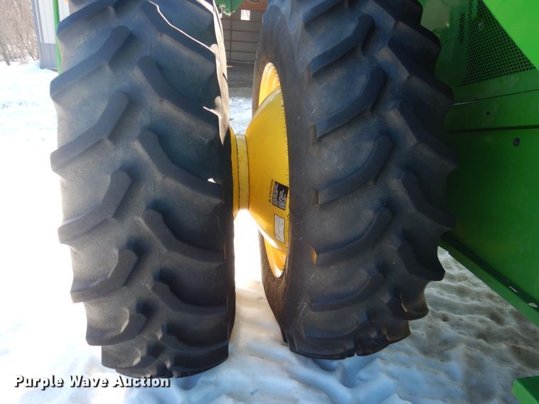 image for item GW9562 2012 John Deere S680 STS combine