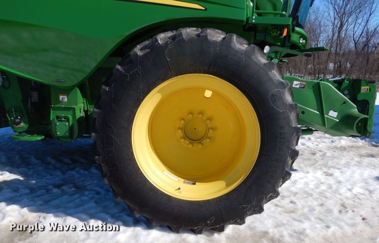 image for item GW9562 2012 John Deere S680 STS combine