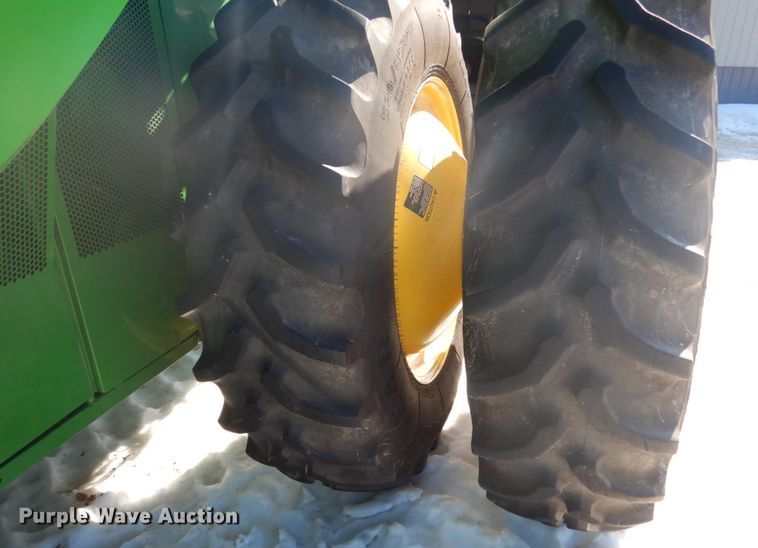 image for item GW9562 2012 John Deere S680 STS combine