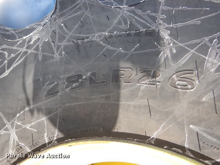 image for item GW9562 2012 John Deere S680 STS combine