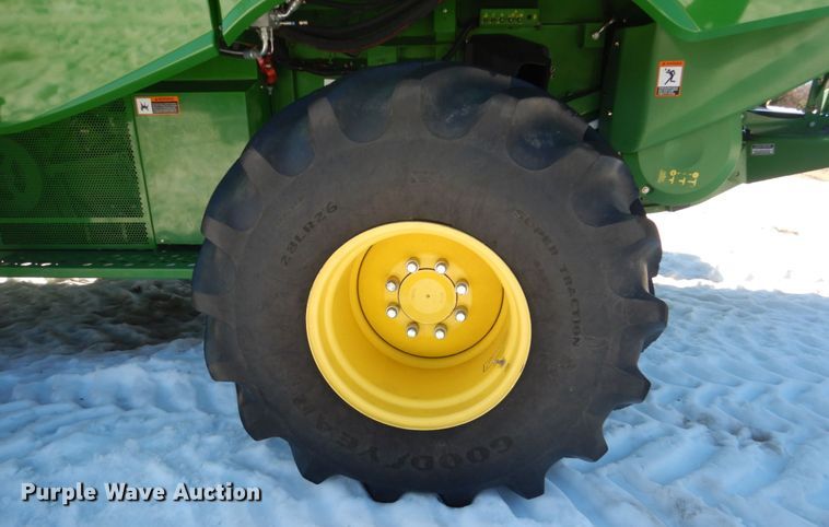 image for item GW9562 2012 John Deere S680 STS combine
