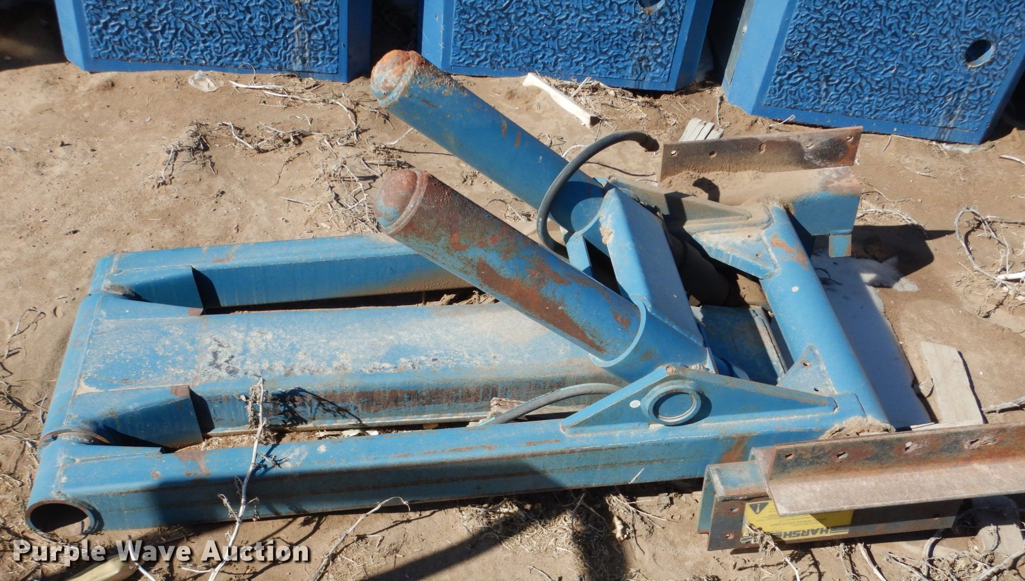 Harsh truck hoist in Eckley, CO Item GO9025 sold Purple Wave