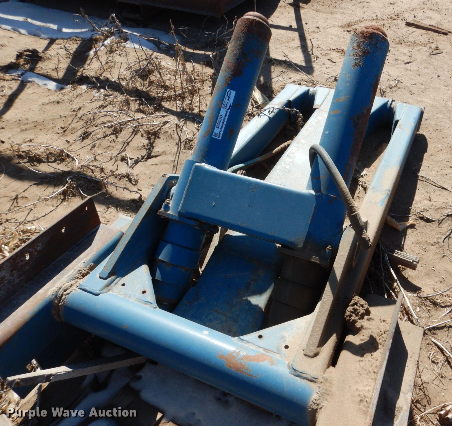 Harsh truck hoist in Eckley, CO Item GO9025 sold Purple Wave