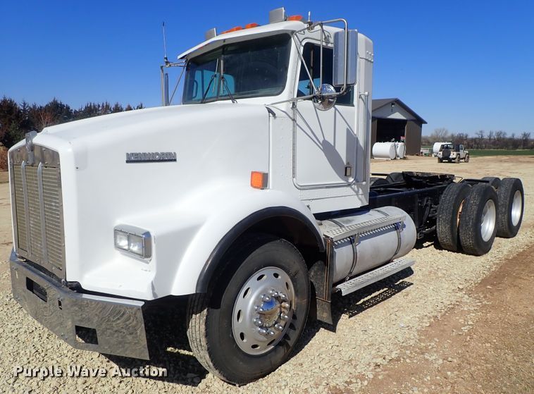 image for item DC3292 1996 Kenworth T800 semi truck