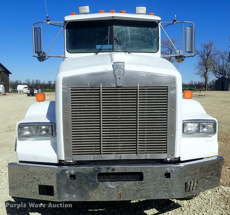 image for item DC3292 1996 Kenworth T800 semi truck