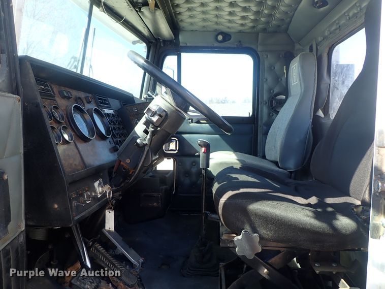 image for item DC3292 1996 Kenworth T800 semi truck