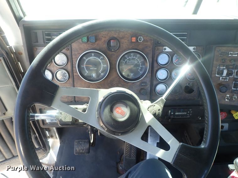 image for item DC3292 1996 Kenworth T800 semi truck