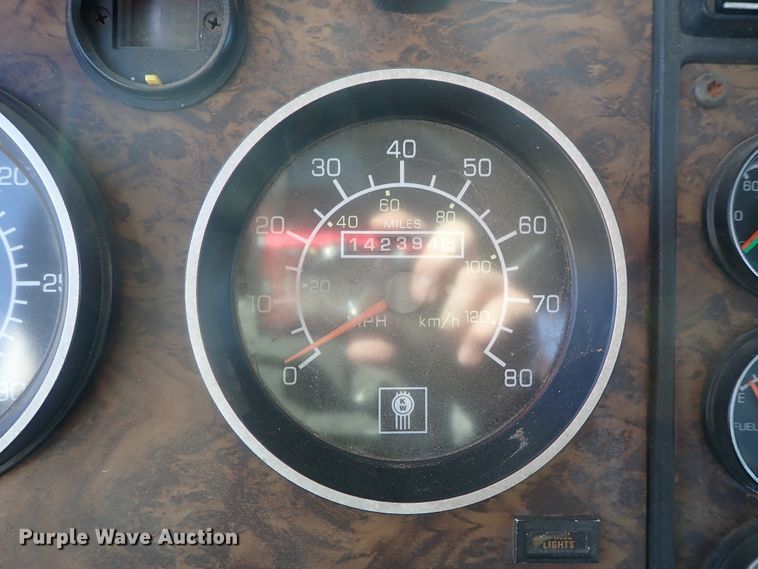 image for item DC3292 1996 Kenworth T800 semi truck