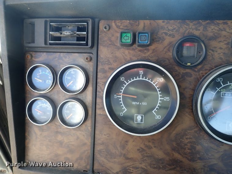 image for item DC3292 1996 Kenworth T800 semi truck