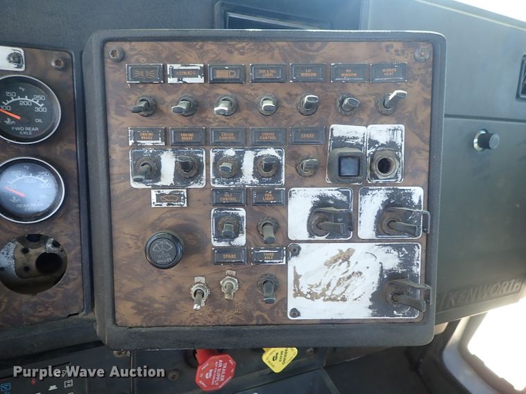 image for item DC3292 1996 Kenworth T800 semi truck