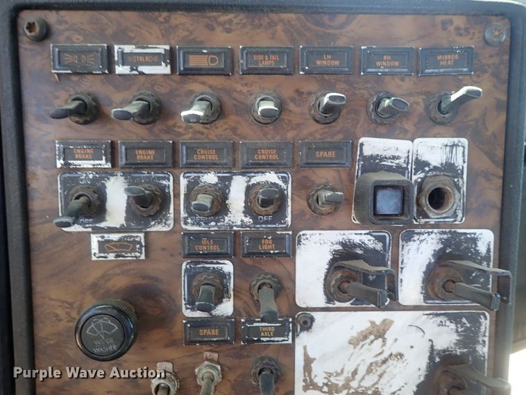 image for item DC3292 1996 Kenworth T800 semi truck