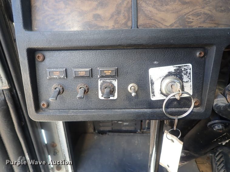 image for item DC3292 1996 Kenworth T800 semi truck