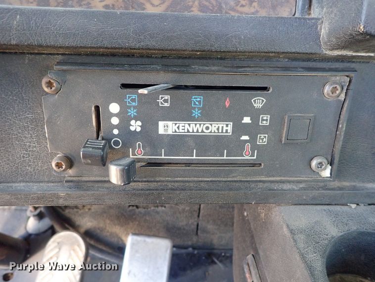 image for item DC3292 1996 Kenworth T800 semi truck