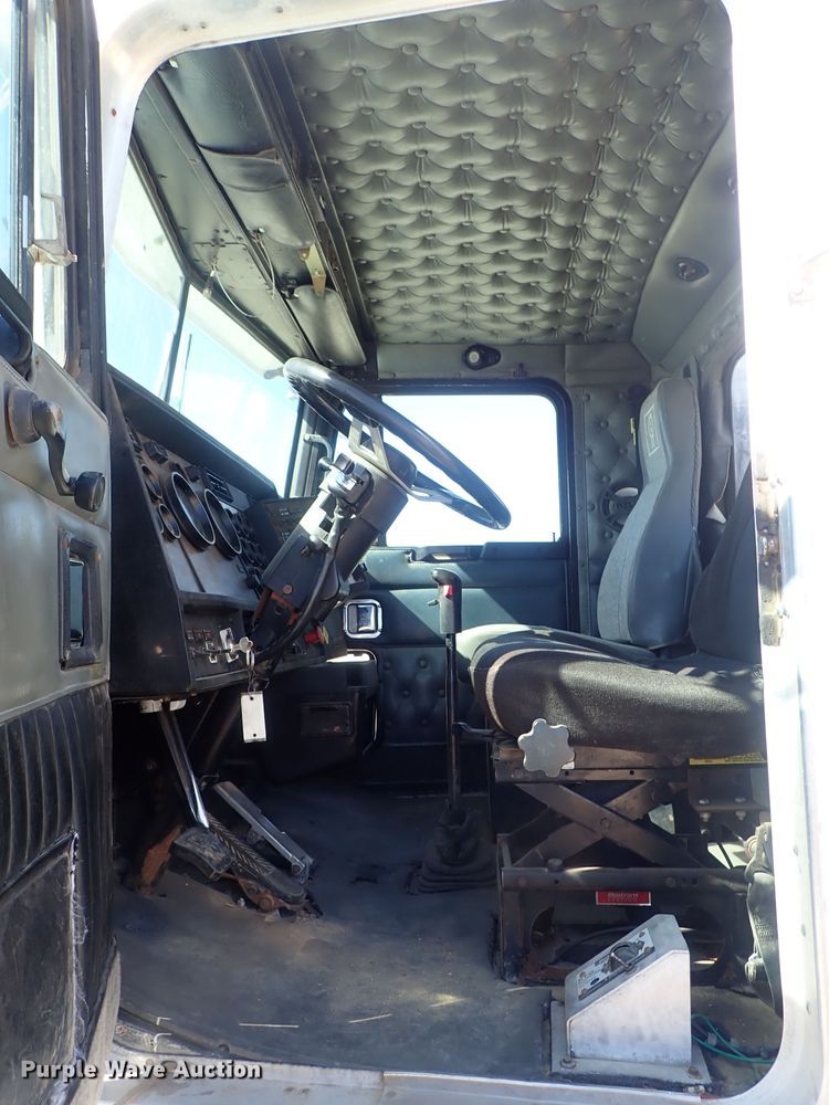 image for item DC3292 1996 Kenworth T800 semi truck