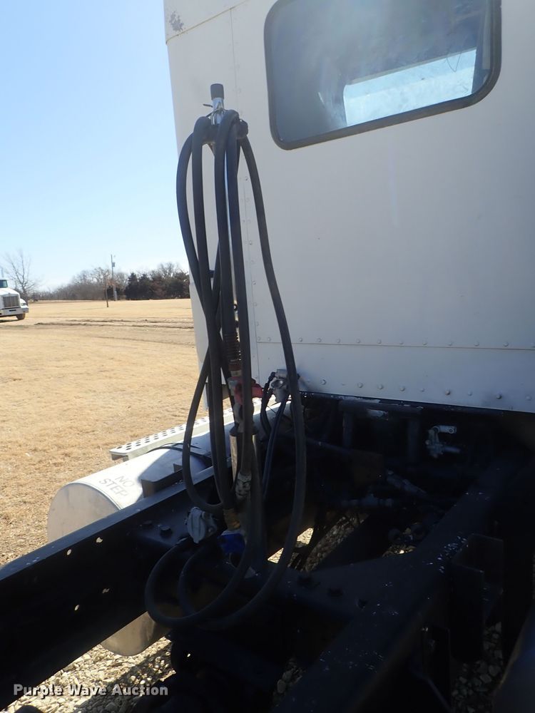 image for item DC3292 1996 Kenworth T800 semi truck