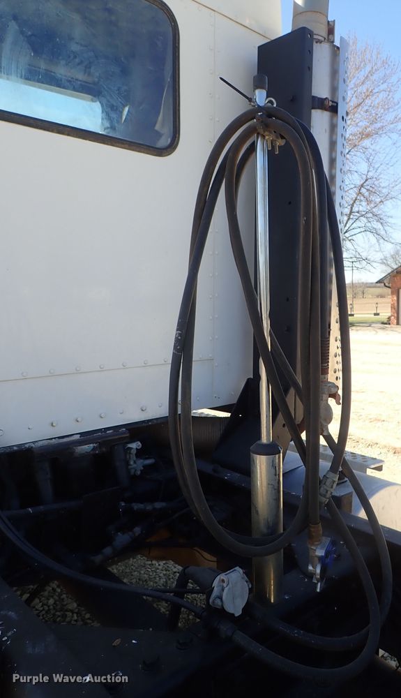 image for item DC3292 1996 Kenworth T800 semi truck