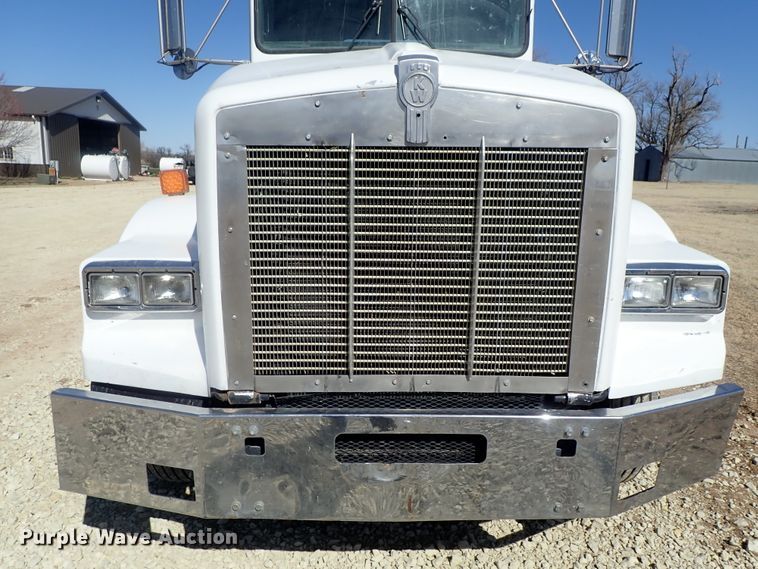 image for item DC3292 1996 Kenworth T800 semi truck
