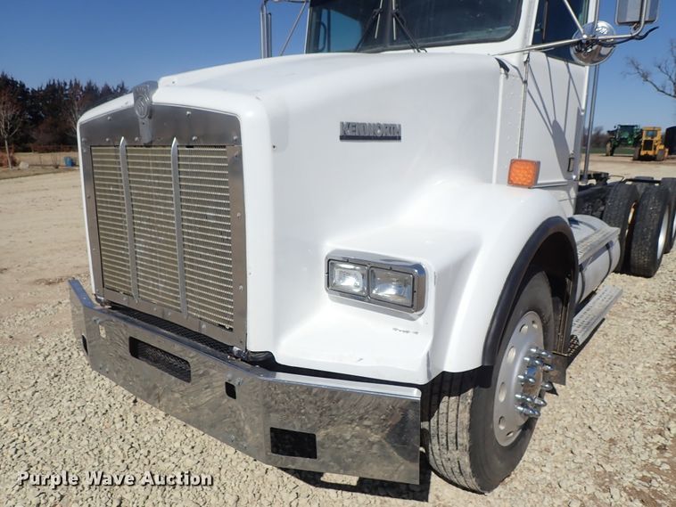 image for item DC3292 1996 Kenworth T800 semi truck