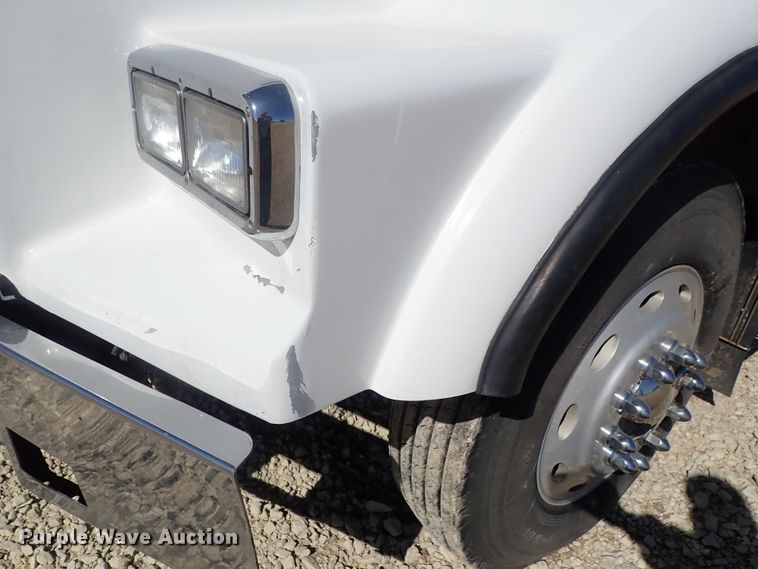 image for item DC3292 1996 Kenworth T800 semi truck