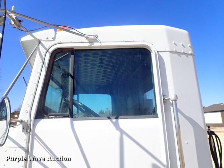 image for item DC3292 1996 Kenworth T800 semi truck