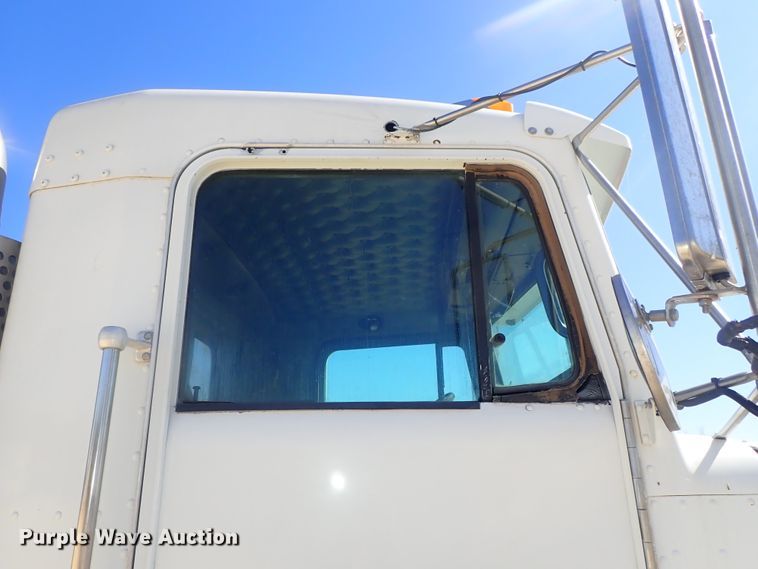 image for item DC3292 1996 Kenworth T800 semi truck