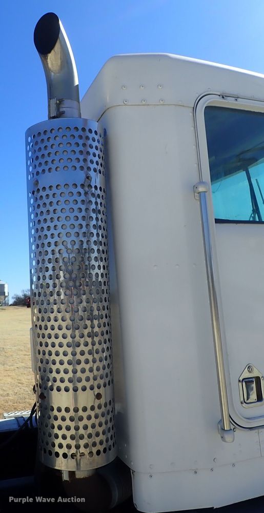 image for item DC3292 1996 Kenworth T800 semi truck