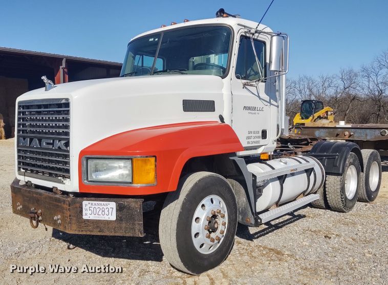 image for item DE6881 2002 Mack CH613 semi truck