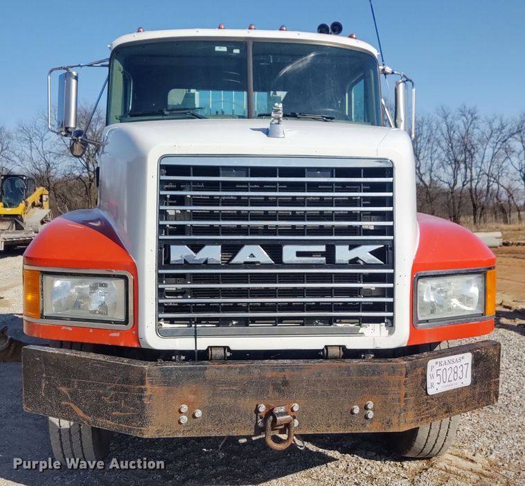 image for item DE6881 2002 Mack CH613 semi truck
