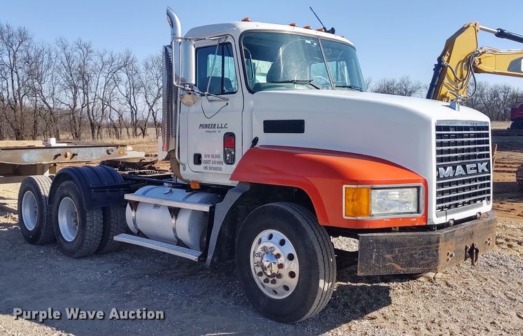 image for item DE6881 2002 Mack CH613 semi truck