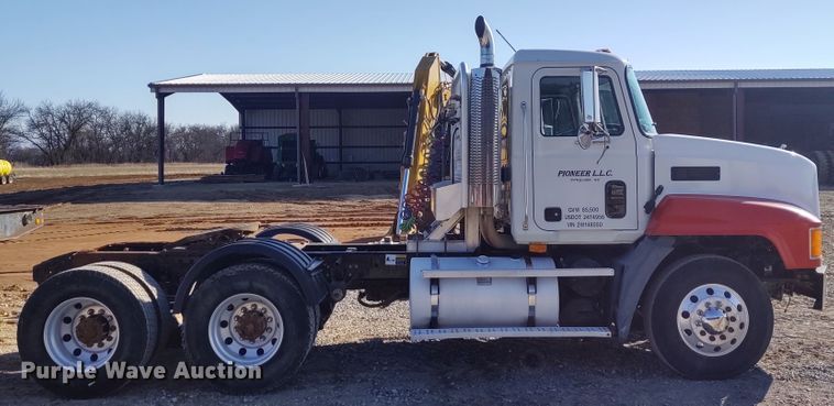 image for item DE6881 2002 Mack CH613 semi truck