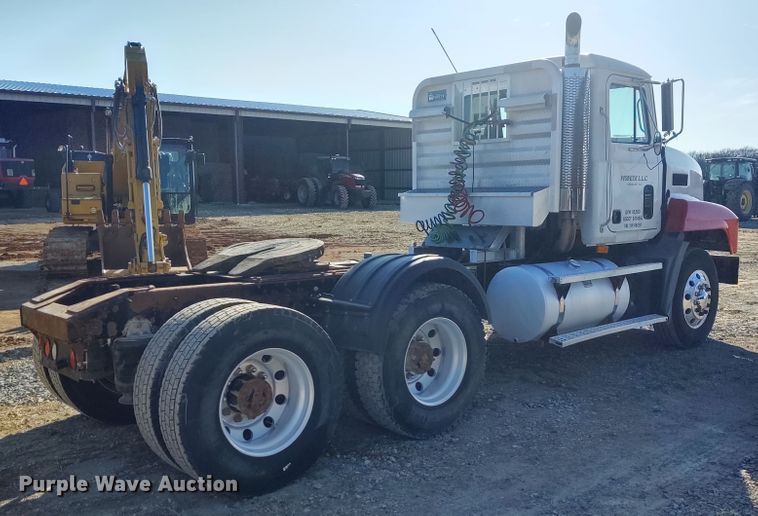 image for item DE6881 2002 Mack CH613 semi truck