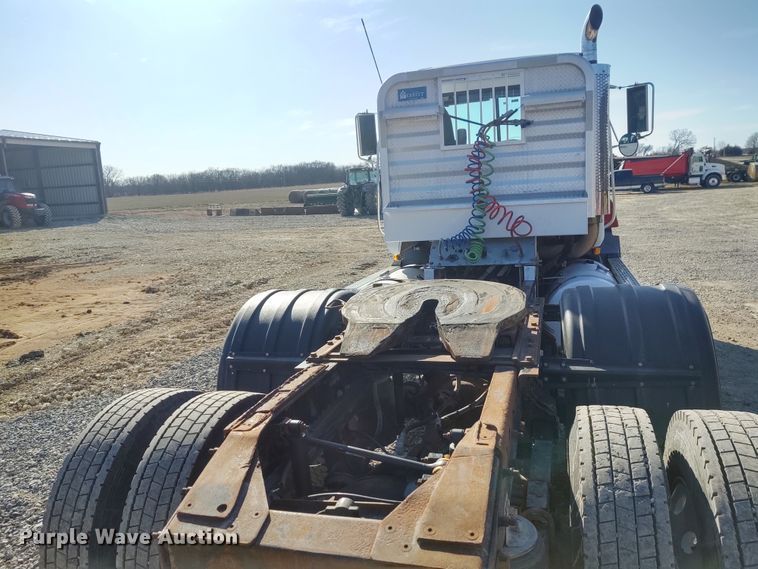 image for item DE6881 2002 Mack CH613 semi truck