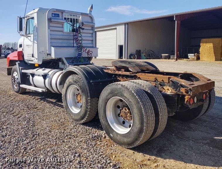 image for item DE6881 2002 Mack CH613 semi truck