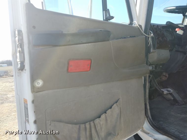 image for item DE6881 2002 Mack CH613 semi truck