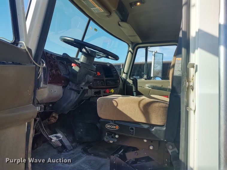 image for item DE6881 2002 Mack CH613 semi truck