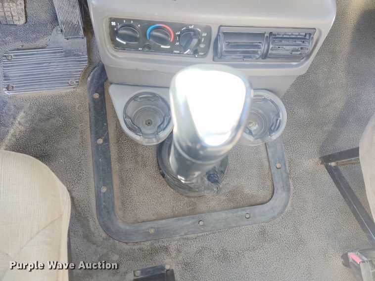 image for item DE6881 2002 Mack CH613 semi truck