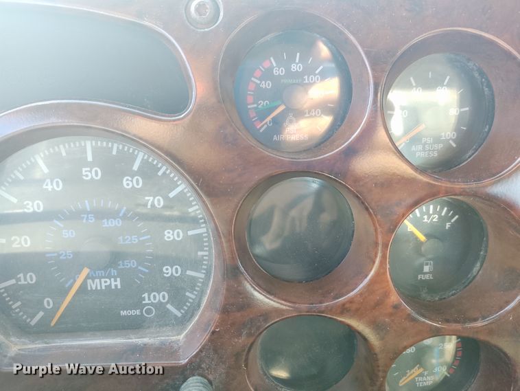 image for item DE6881 2002 Mack CH613 semi truck