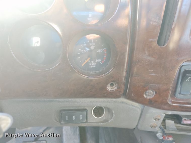 image for item DE6881 2002 Mack CH613 semi truck