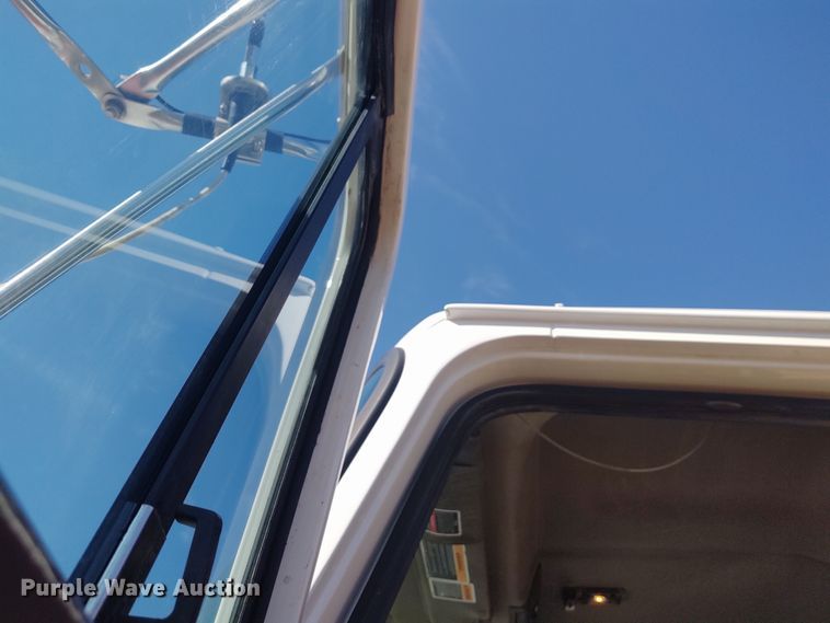 image for item DE6881 2002 Mack CH613 semi truck