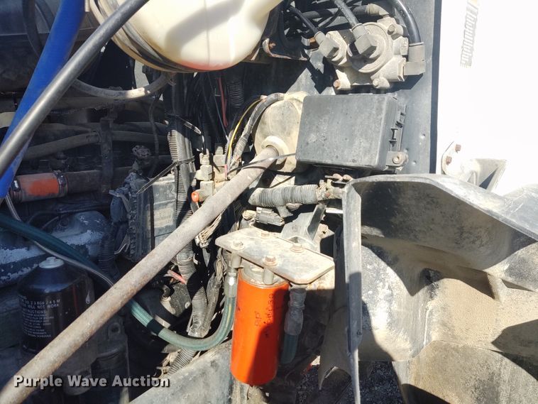 image for item DE6881 2002 Mack CH613 semi truck