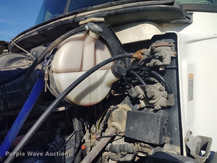 image for item DE6881 2002 Mack CH613 semi truck