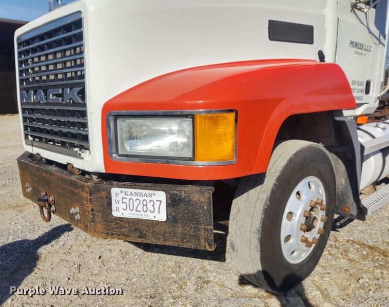 image for item DE6881 2002 Mack CH613 semi truck