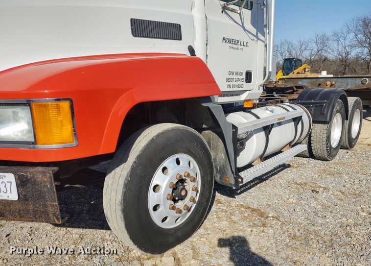 image for item DE6881 2002 Mack CH613 semi truck