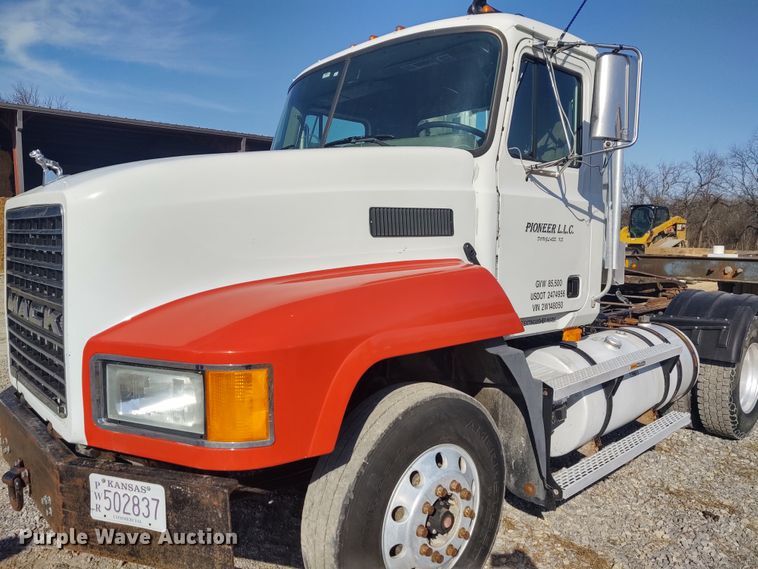 image for item DE6881 2002 Mack CH613 semi truck